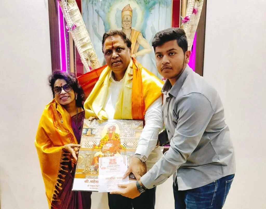 वटवृक्ष मंदिरात श्री स्वामी समर्थांचे मंत्री आशिष शेलार यांचे सहकुटुंब दर्शन.