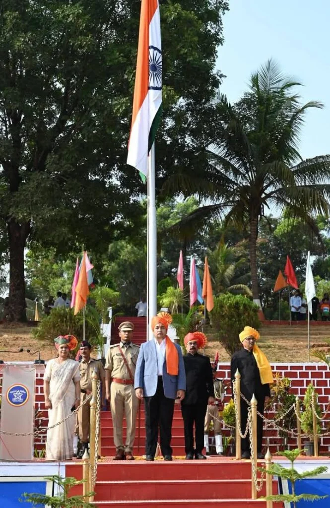 महाराष्ट्र दिनानिमित्त पालकमंत्री नितेश राणे यांच्या हस्ते शासकीय ध्वजारोहण.