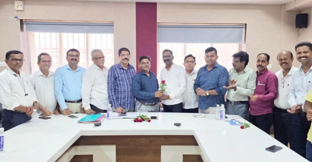 मालवण पत्रकार समिती अध्यक्ष दत्तप्रसाद पेडणेकर यांचा सिंधुदुर्ग जिल्हा पत्रकार संघ कार्यकारणीच्या वतीने ओरस येथे सत्कार.