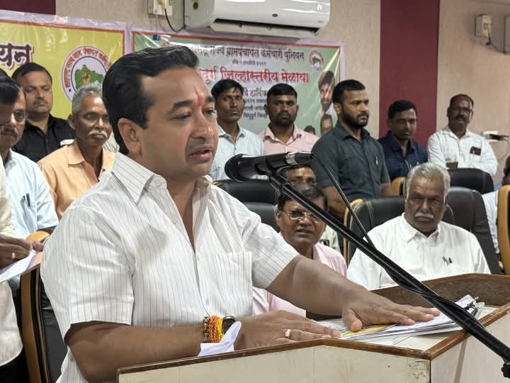 पालकमंत्री नितेश राणे यांची सिंधुदुर्ग जिल्हा ग्रामपंचायत कर्मचाऱ्यांच्या मेळाव्याला उपस्थिती.