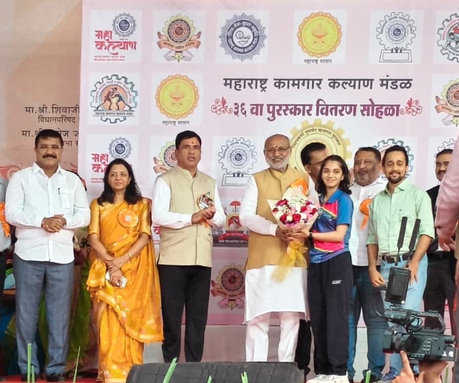 टेबल टेनिस खेळाडू अंशिता ताम्हणकर हिचा राज्यपालांच्या हस्ते गौरव.