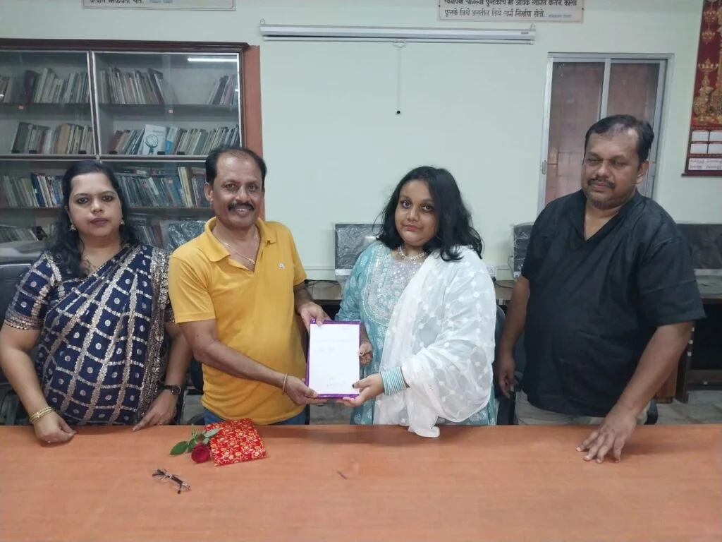 मालवणातील ग्रंथालयाला बाल लेखिका आदिती पुजारे हिची दहा स्वलिखित पुस्तकांची भेट.