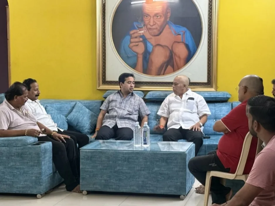 पालकमंत्री नितेश राणे यांनी संदेश पारकर कुटुंबियांची भेट घेऊन केले सांत्वन.