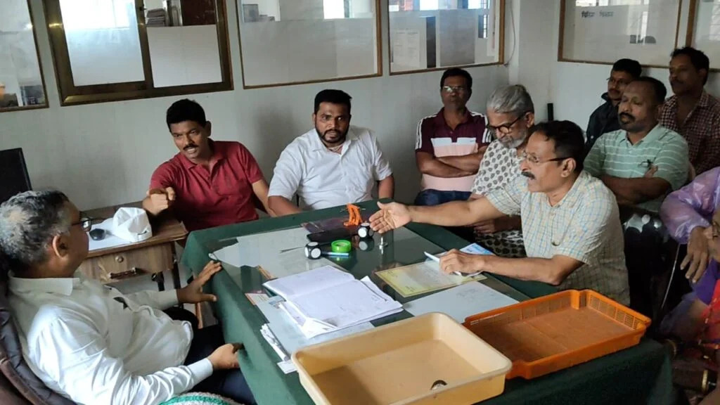 वीज ग्राहकांच्या नुकसान भरपाई प्रश्नाबाबत शिवसेना उद्धव बाळासाहेब ठाकरे पदाधिकारी आक्रमक.