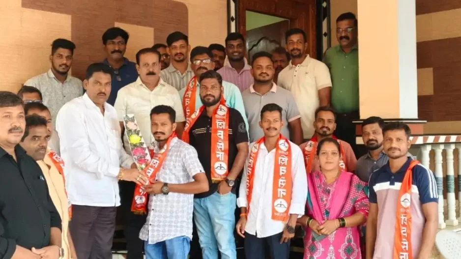 जिल्हाप्रमुख दत्ता सामंत यांच्या उपस्थितीत देवलीतील गणेश चव्हाण व युवा कार्यकर्त्यांचा शिवसेना पक्षप्रवेश.