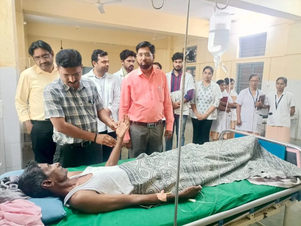 शिरोडा उपजिल्हा रुग्णालयात जिल्हा शल्य चिकित्सक यांची भेट.