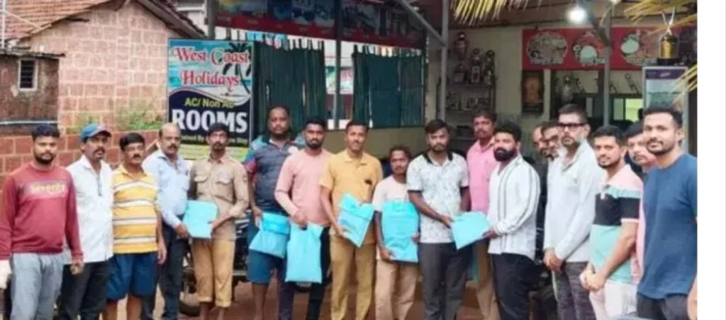 वीज कर्मचाऱ्यांचा रेनकोट भेट देऊन सत्कार.