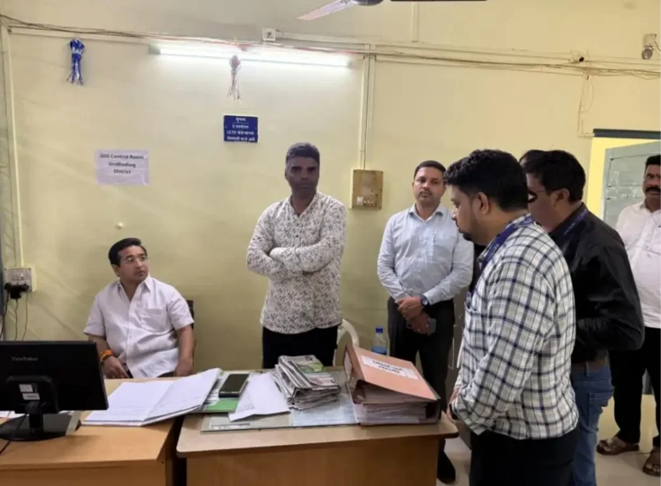 पालकमंत्री नितेश राणे यांची महावितरणच्या नियंत्रण कक्षाला भेट.