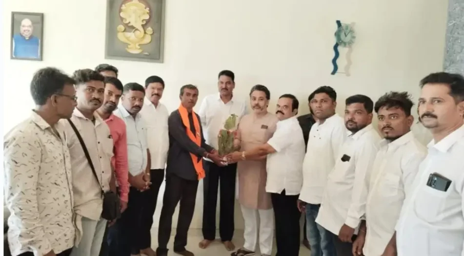 कवठी येथे उबाठा शाखाप्रमुख तसेच सहकाऱ्यांचा शिवसेना पक्षप्रवेश.