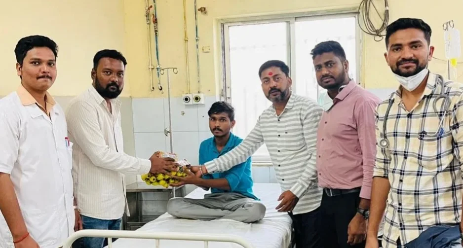 मनसे अध्यक्ष राज ठाकरे यांच्या वाढदिवसानिमित्त मनसेकडून जिल्हा रुग्णालयात रुग्णांना फळे आणि बिस्किट वाटप.