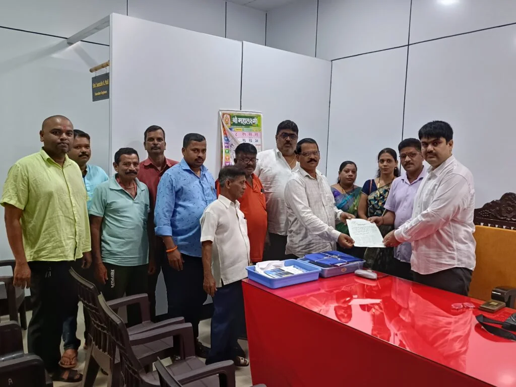 आचरा शिवसेना उद्धव बाळासाहेब ठाकरे पक्षाच्या वतीने महावितरण कार्यकारी अभियंत्यांची भेट.