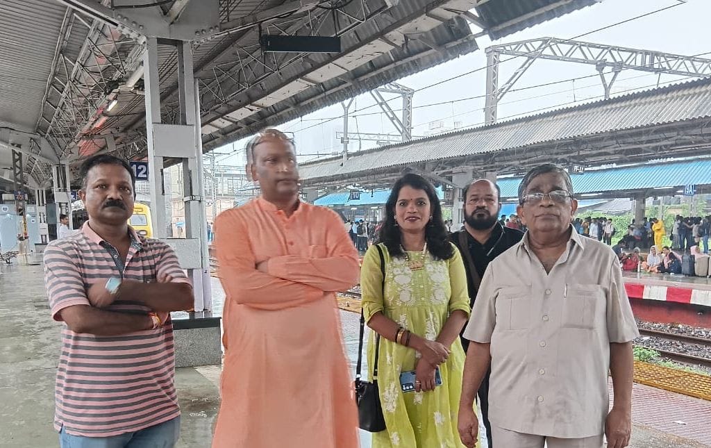 रेल्वे प्रवाशांच्या हिताला प्राधान्य आवश्यक.