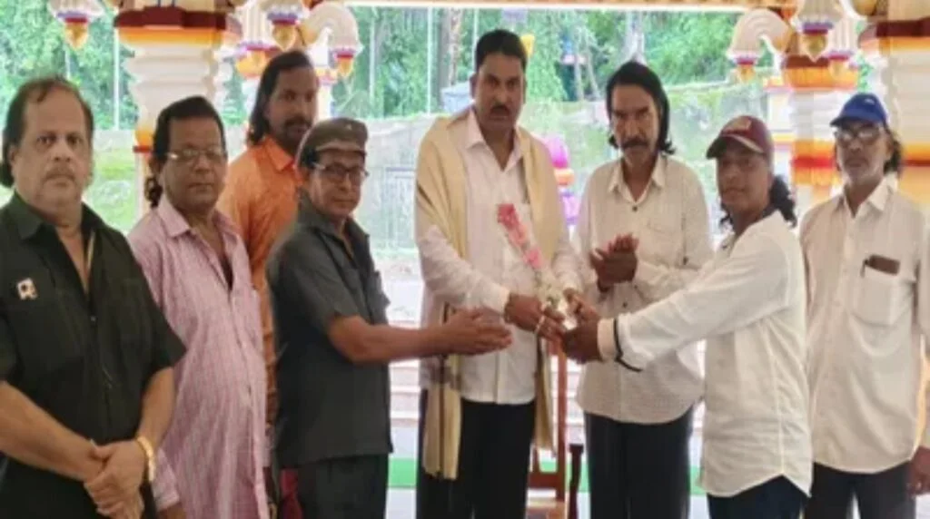 दशावतार कलाकारांच्या संघटनेसाठी शिवसेनेकडून एक लाखाची मदत.