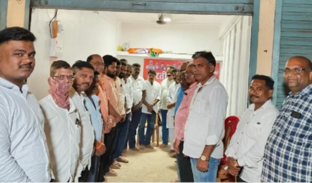 भीषण अपघातात मृत्युमुखी पडलेल्या आचऱ्यातील तरुणांना भाजपच्यावतीने श्रद्धांजली.