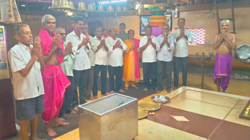 पालकमंत्री नितेश राणे यांच्या वाढदिवसानिमित्त श्री देवी भगवती मंदिर येथे अभिषेक पूजा.