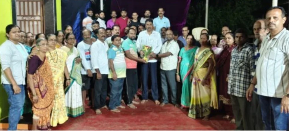 मालवण मडयेवाडा येथे शिवसेना जिल्हाप्रमुख दत्ता सामंत यांचा नागरिकांशी संवाद.