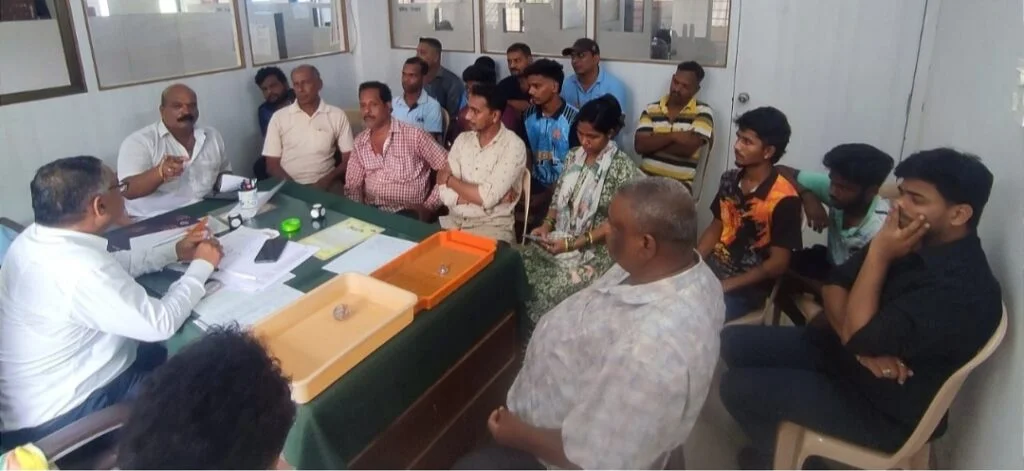 माजी उपनगराध्यक्ष महेश जावकर यांच्या नेतृत्वाखाली मेढा - राजकोट वासियांची वीज कार्यालयावर धडक.