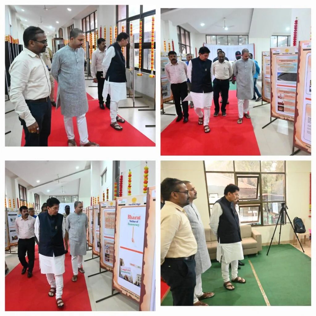 आणीबाणीतील घडामोडींवर आधारित सचित्र प्रदर्शनाला आमदार दीपक केसरकरांची भेट.