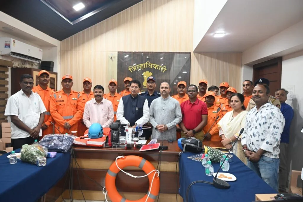 शोध व बचाव पथकांना आपत्ती व्यवस्थापन साहित्याचे वितरण.