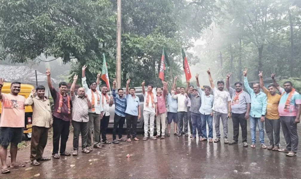 प्रदेशाध्यक्षपदी रविंद्र चव्हाण यांची निवड झाल्याबद्दल पेंडूर भाजपा पदाधिकाऱ्यांचा जल्लोष.