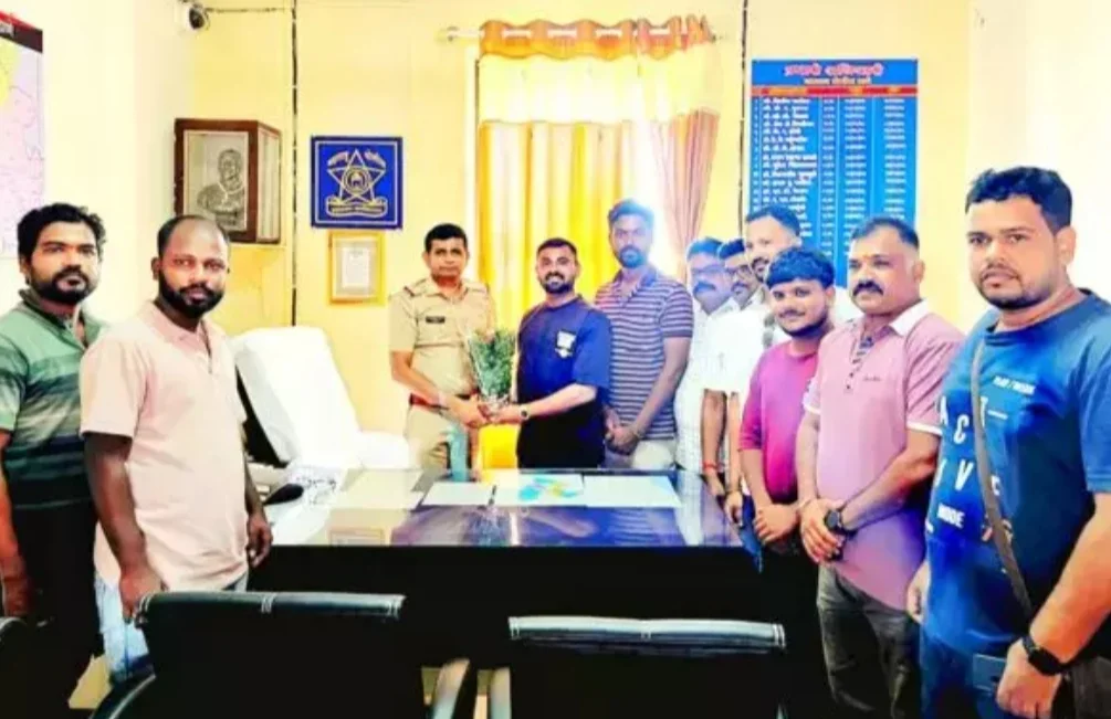 बजरंग दल पदाधिकाऱ्यांनी मालवण पोलीस निरीक्षक मारुती जगताप यांची घेतली भेट.
