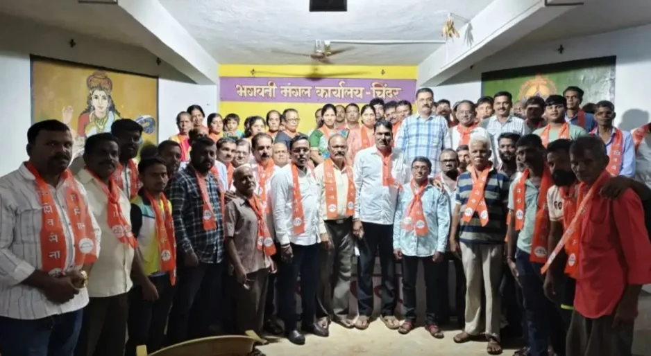 जिल्हाप्रमुख दत्ता सामंत यांच्या उपस्थितीत चिंदरमध्ये "गाव तिथे शाखा" याविषयी चर्चा.