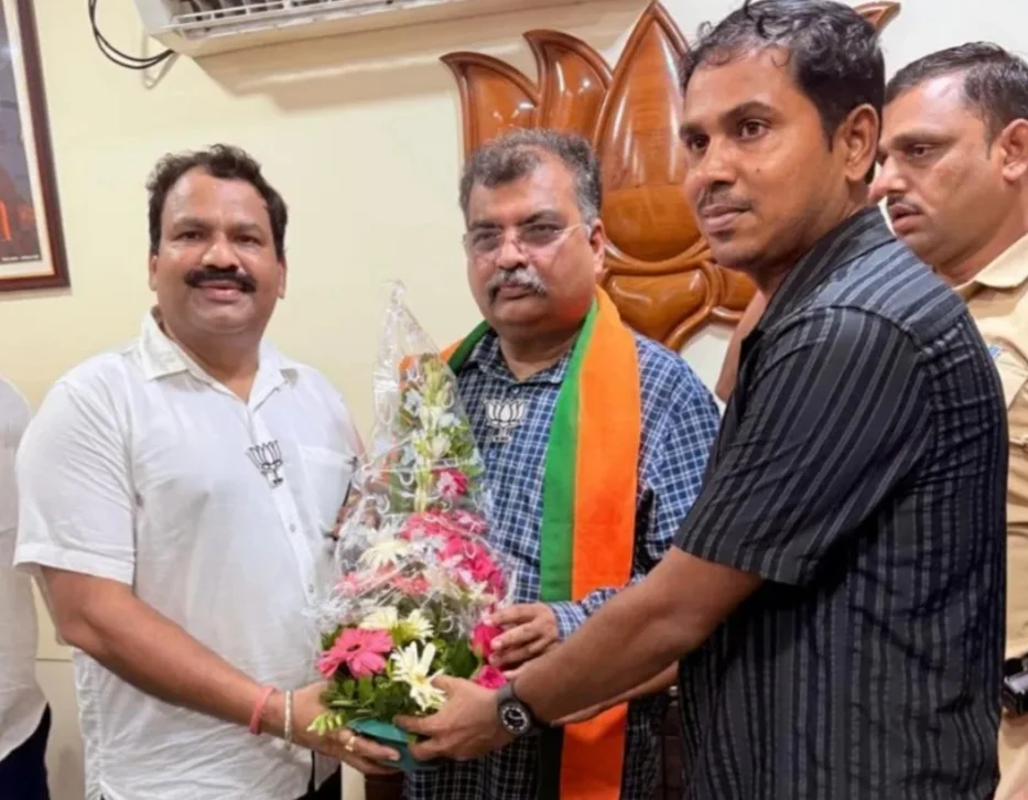 नूतन प्रदेशाध्यक्ष रविंद्र चव्हाण यांना शहराध्यक्ष बाबा मोंडकर यांनी दिल्या शुभेच्छा.