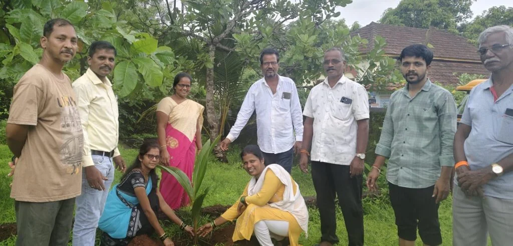 ग्रामपंचायत हडी येथे कृषी दिनानिमित्त वृक्षारोपण.