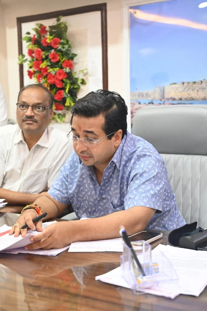 पालकमंत्री नितेश राणे यांनी साधला नागरिकांशी संवाद.