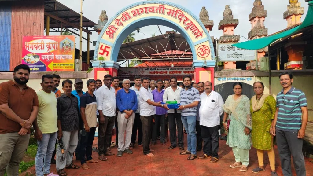 मुणगे गावाला रुग्णसेवेसाठी इसीजी मशीन भेट.