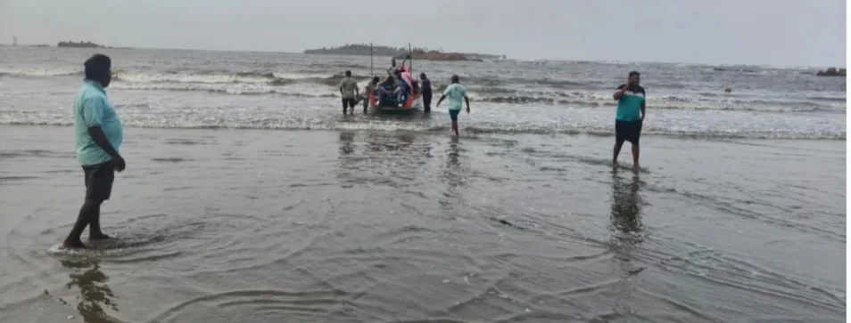 मालवण मेढा येथे मच्छीमारी नौका समुद्रात उलटली.