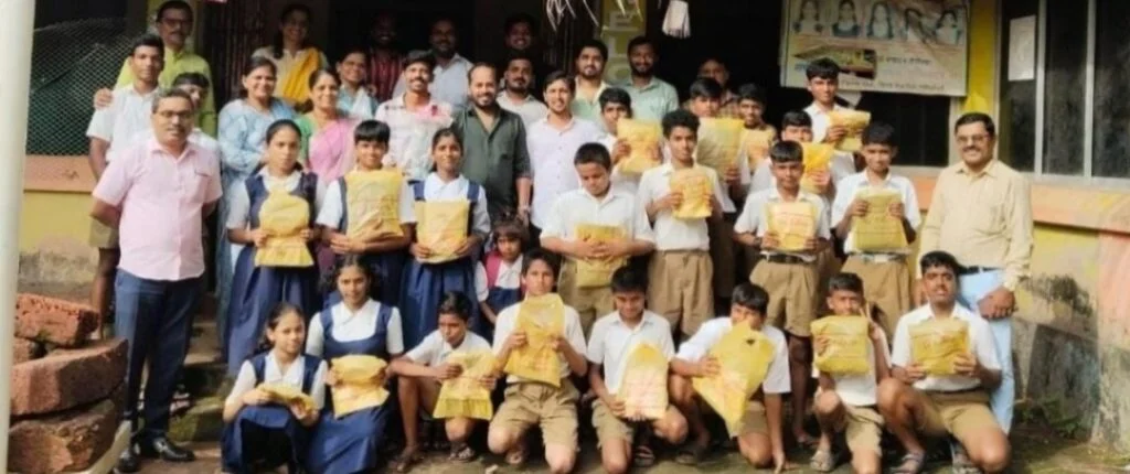 मालवण येथील धक्का मित्रमंडळाच्या वतीने विद्यार्थ्यांना शालेय गणवेश वाटप.