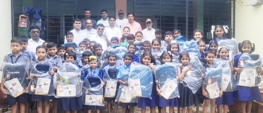 वडाचापाट प्राथमिक शाळेत राकेश परब मित्रमंडळाच्या वतीने शैक्षणिक साहित्य वाटप.