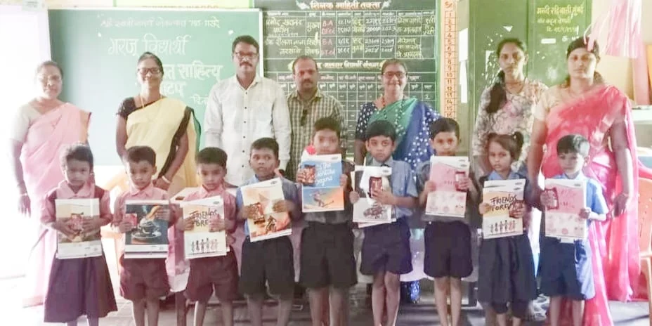 मसदे वडाचापाट मठाच्या वतीने शैक्षणिक साहित्य वाटप.