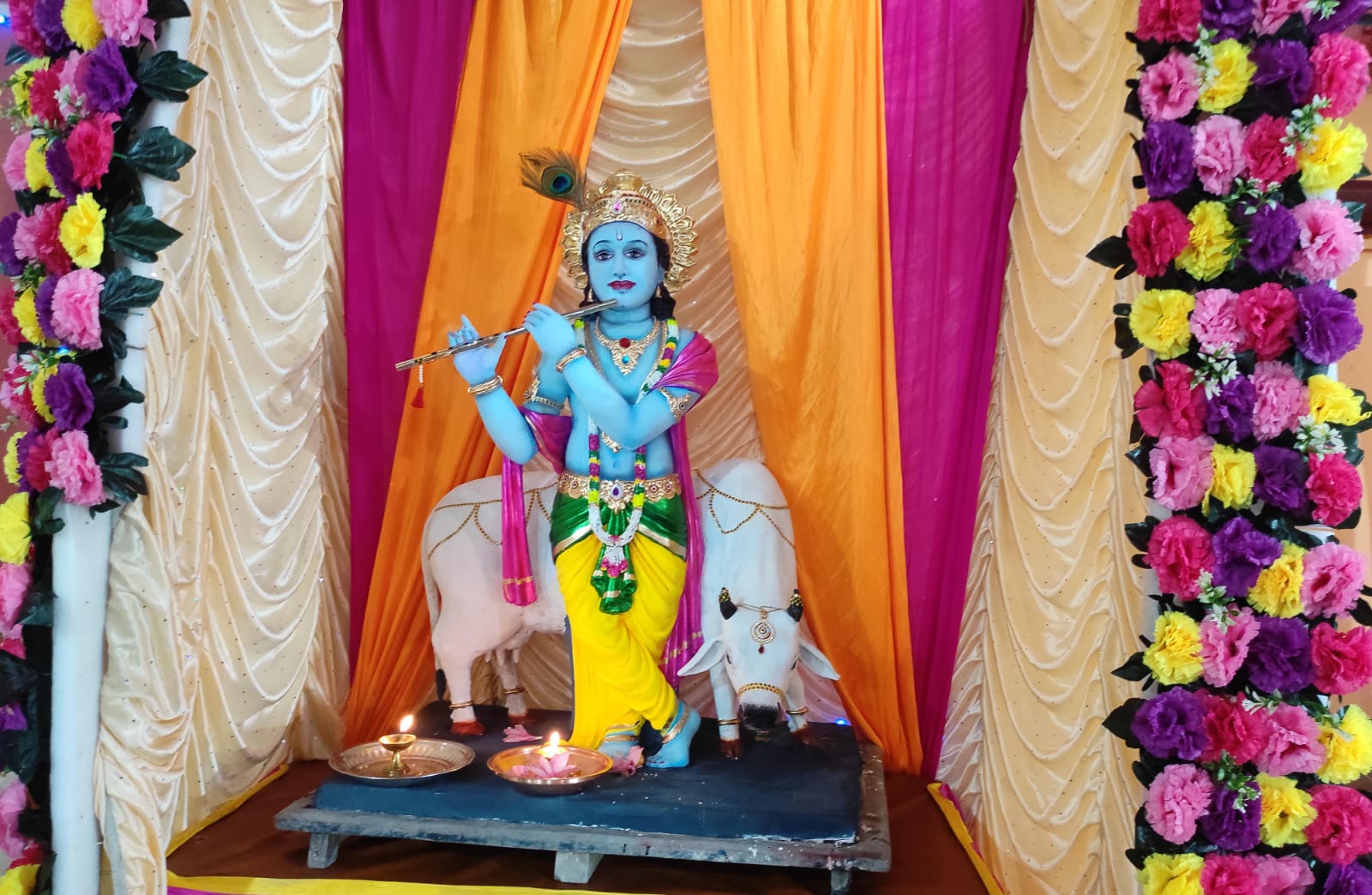 कृष्णनगरीत कृष्ण मूर्तीचे थाटात आगमन.