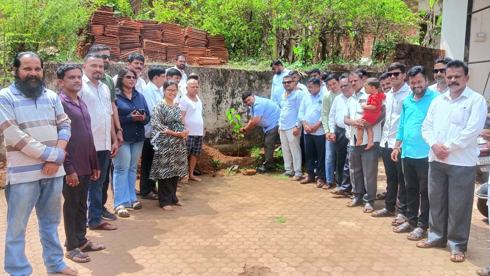 युवासेना प्रमुख आमदार आदित्य ठाकरे यांच्या वाढदिवसानिमित्त कुडाळात ५००० वृक्ष लागवड मोहिम.
