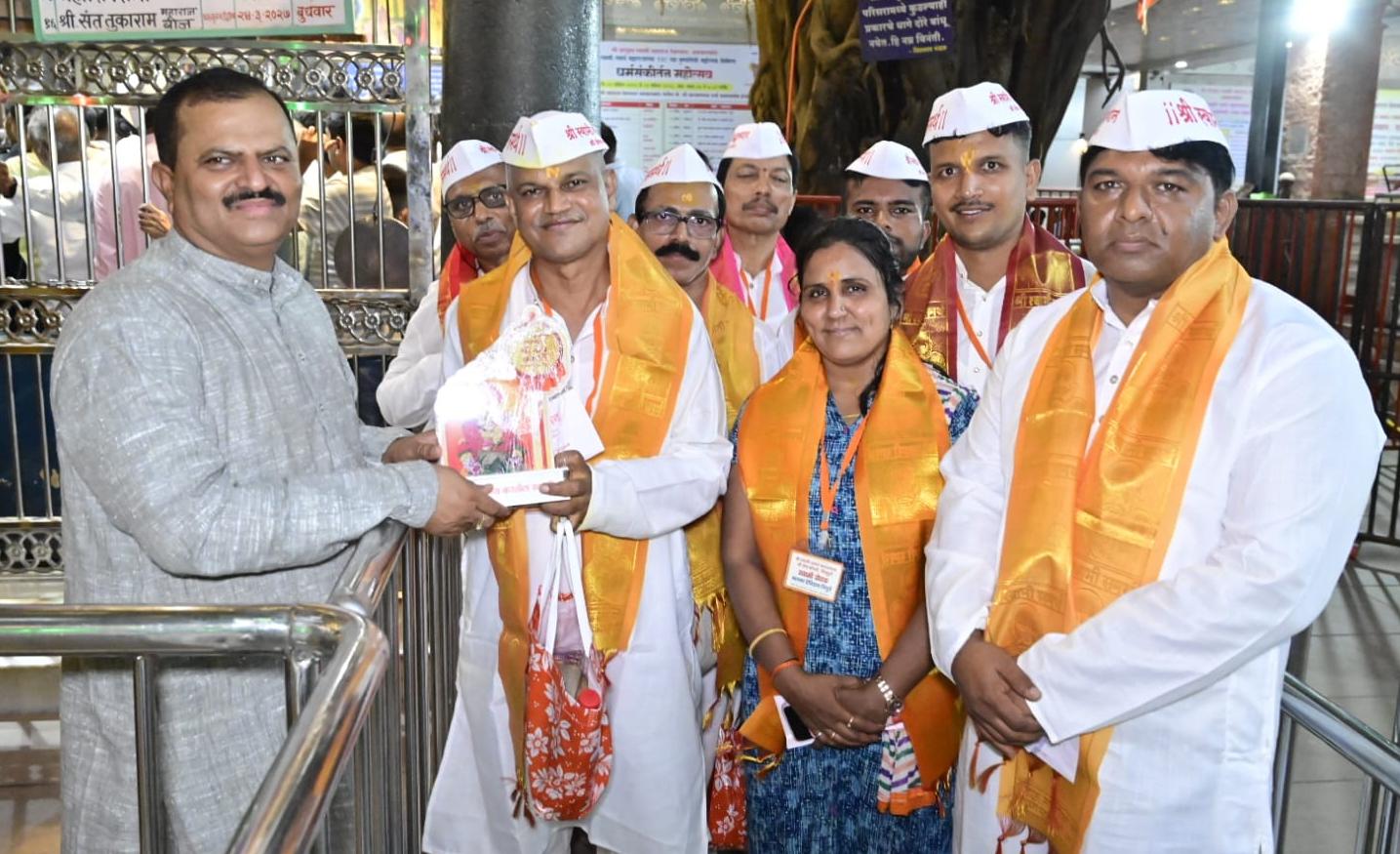 'मजला ठाव द्यावा पायी....!'