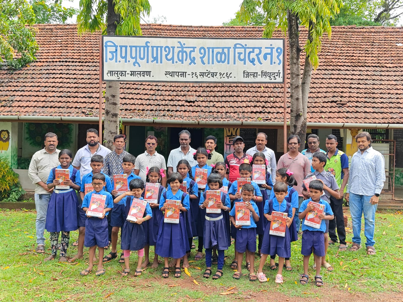 आमदार निलेश राणे, जिल्हाप्रमुख दत्ता सामंत यांच्या माध्यमातून चिंदरमध्ये शालेय मुलांना वह्यांचे वाटप