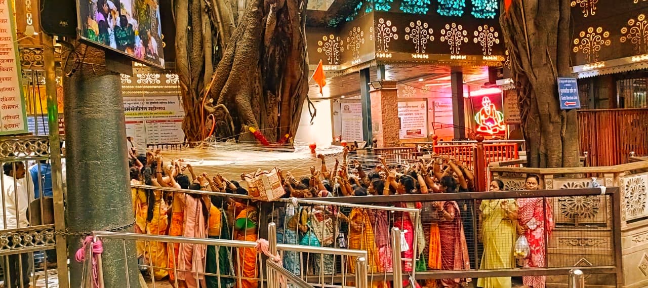 अक्कलकोट श्री वटवृक्ष स्वामी महाराज मंदिरात वटपौर्णिमा सण भक्तीपूर्ण उत्साहात.