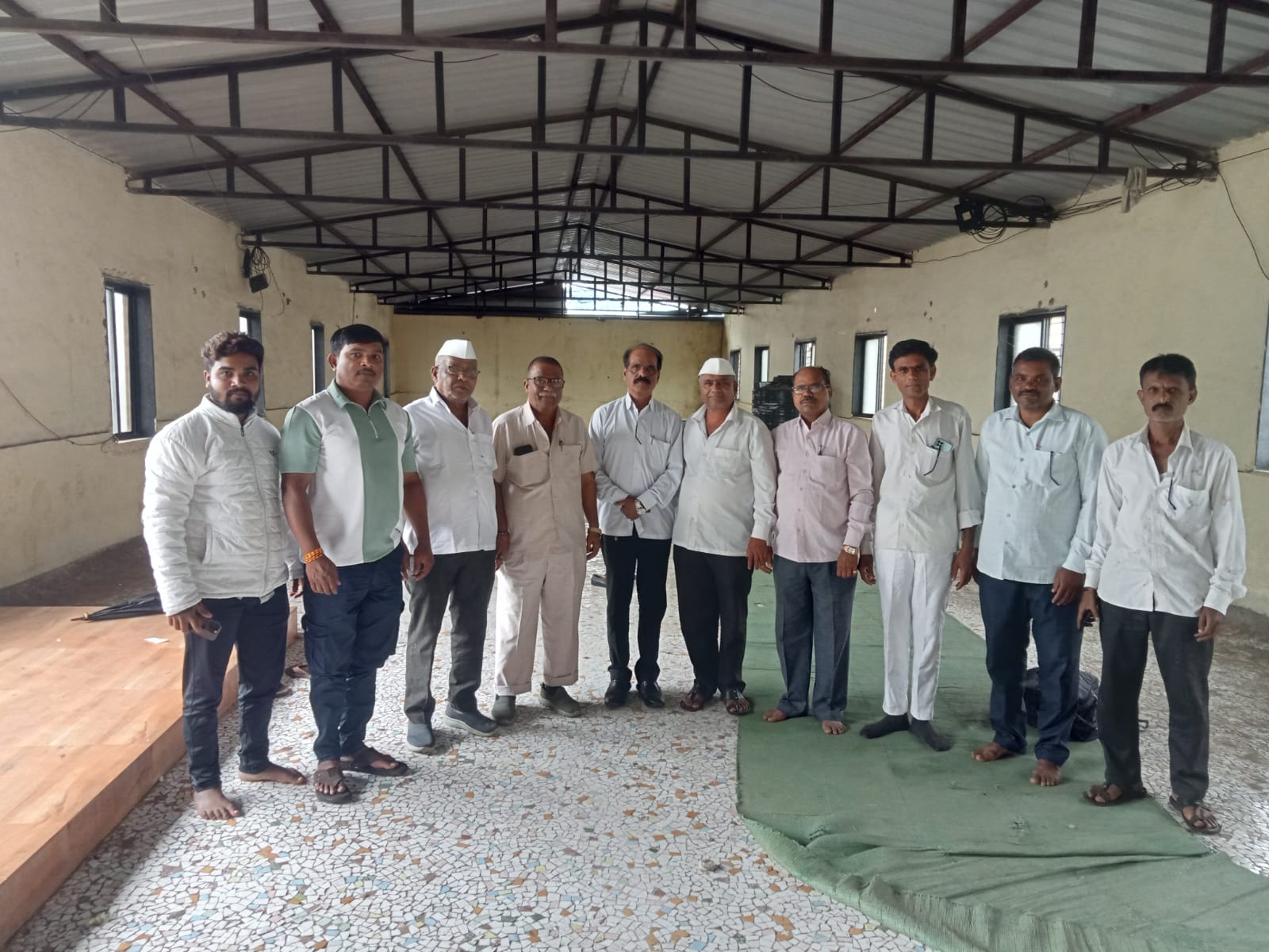घोटी येथे महाराष्ट्र राज्य सलून असोसिएशनचे प्रदेशाध्यक्ष विजय आप्पा त्र्यंबक पंडित यांनी नाभिक समाज बांधवांशी घेतली भेट.