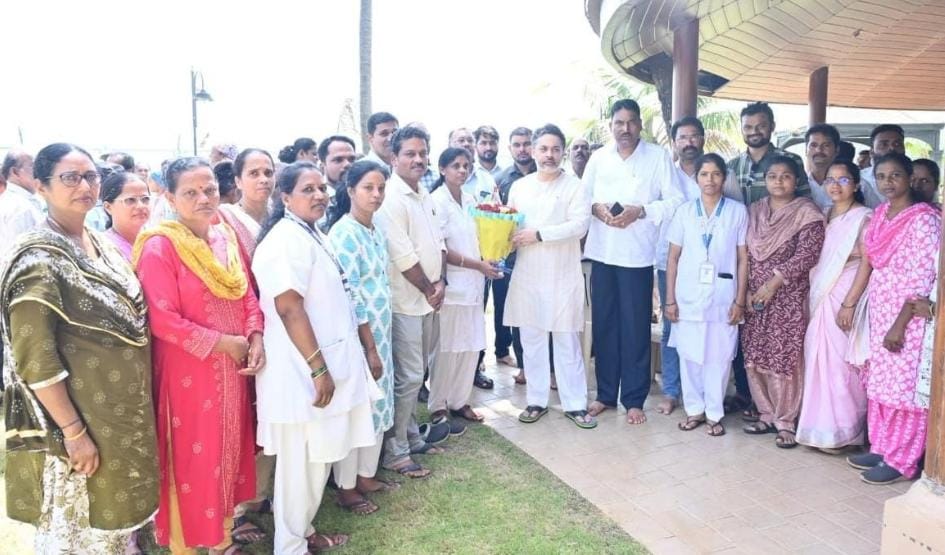 राष्ट्रीय आरोग्य अभियान पदाधिकारी व कर्मचाऱ्यांनी आमदार निलेश राणे यांची 'नीलरत्न' निवासस्थानी घेतली भेट.