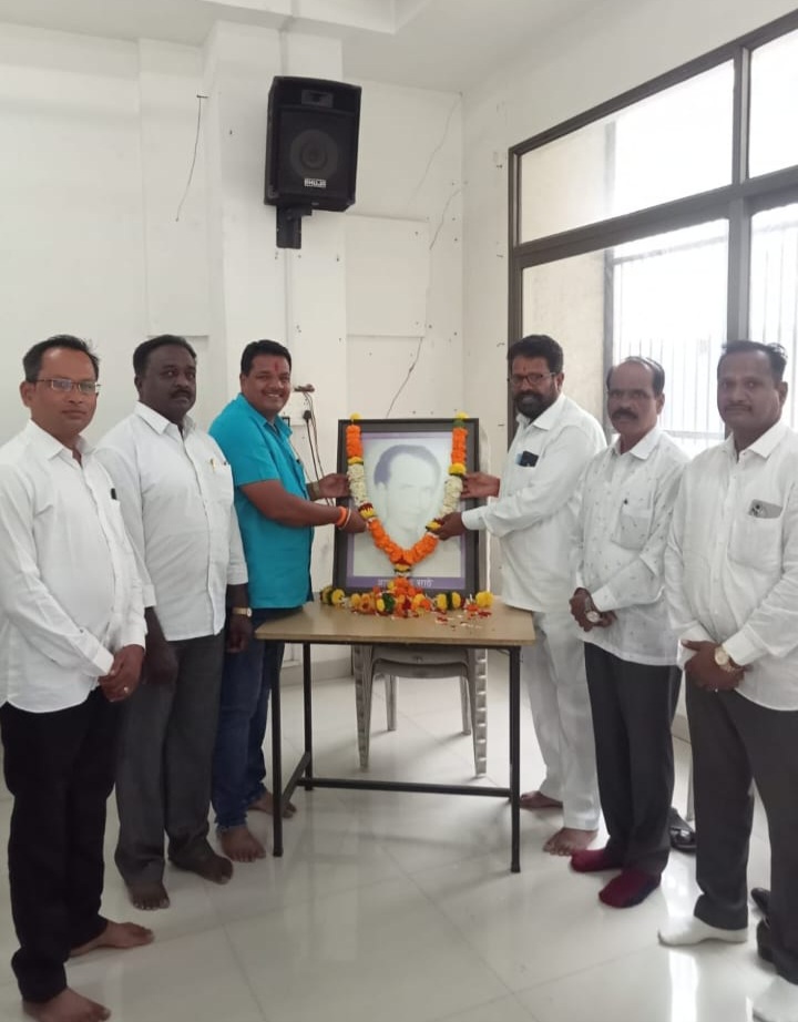 शाहीर अण्णा भाऊ साठे यांच्या जयंतीनिमित्त कार्यक्रमात राष्ट्रवादी पक्ष कार्यालयात शहर सचिव विजय (आप्पा ) पंडित यांचे मार्गदर्शन.