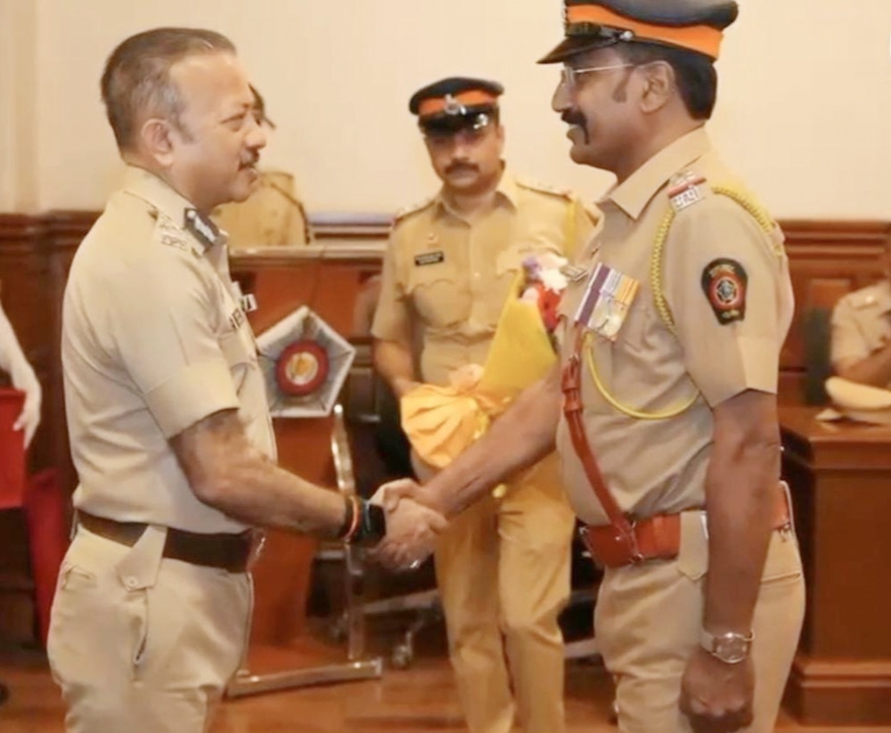 मुंबई पोलीस आयुक्त देवेन भारती यांच्या हस्ते डांगमोडे सुपुत्र पोलिस निरीक्षक दीपक ठाकूर यांचा राष्ट्रपती पदक व अति-उत्कृष्ट सेवा पदक जाहीर झाल्याबद्दल सत्कार.