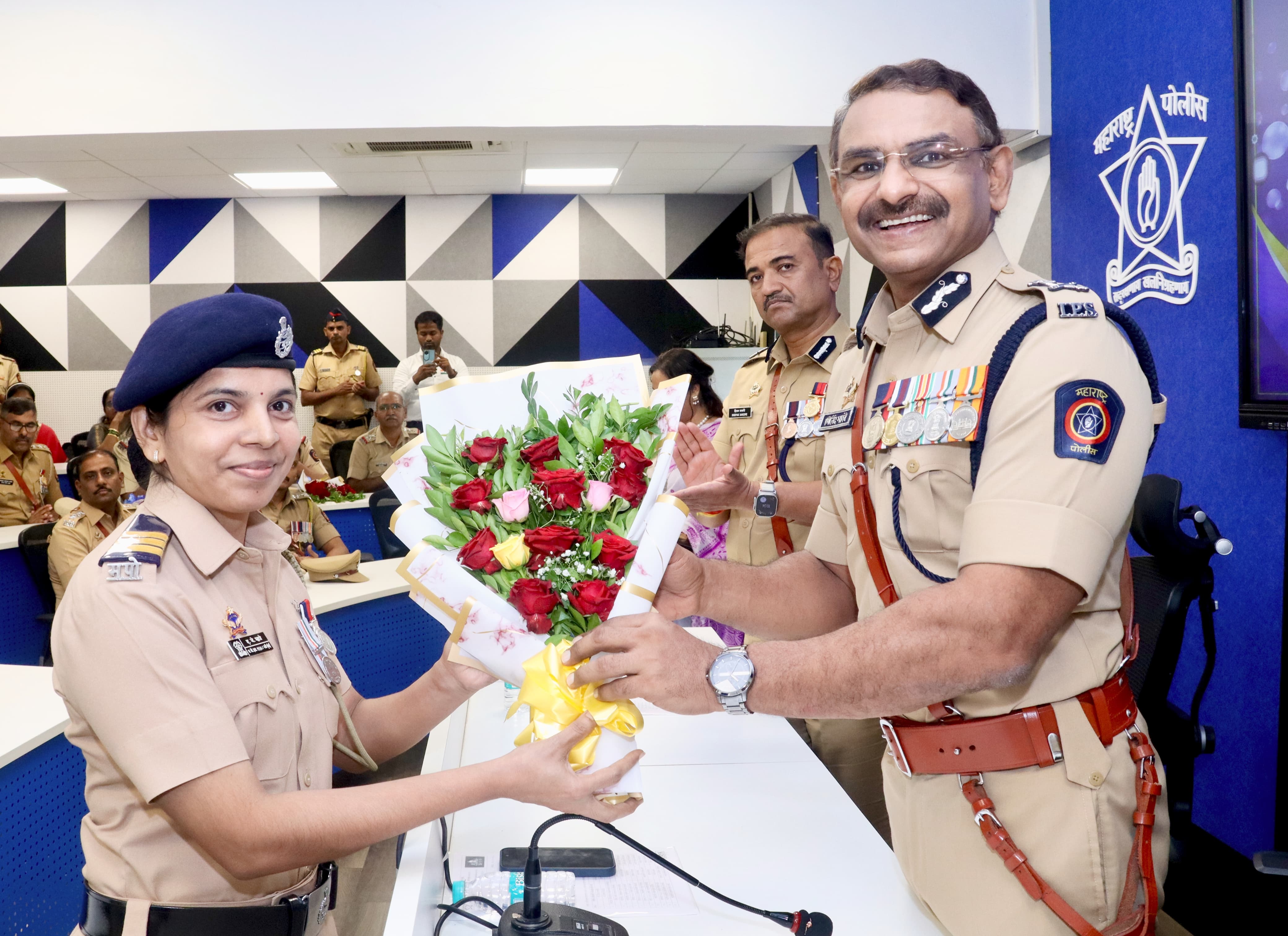 पोलिस हवालदार अर्चना म्हात्रे यांना उत्कृष्ट सेवा पदक प्रदान.