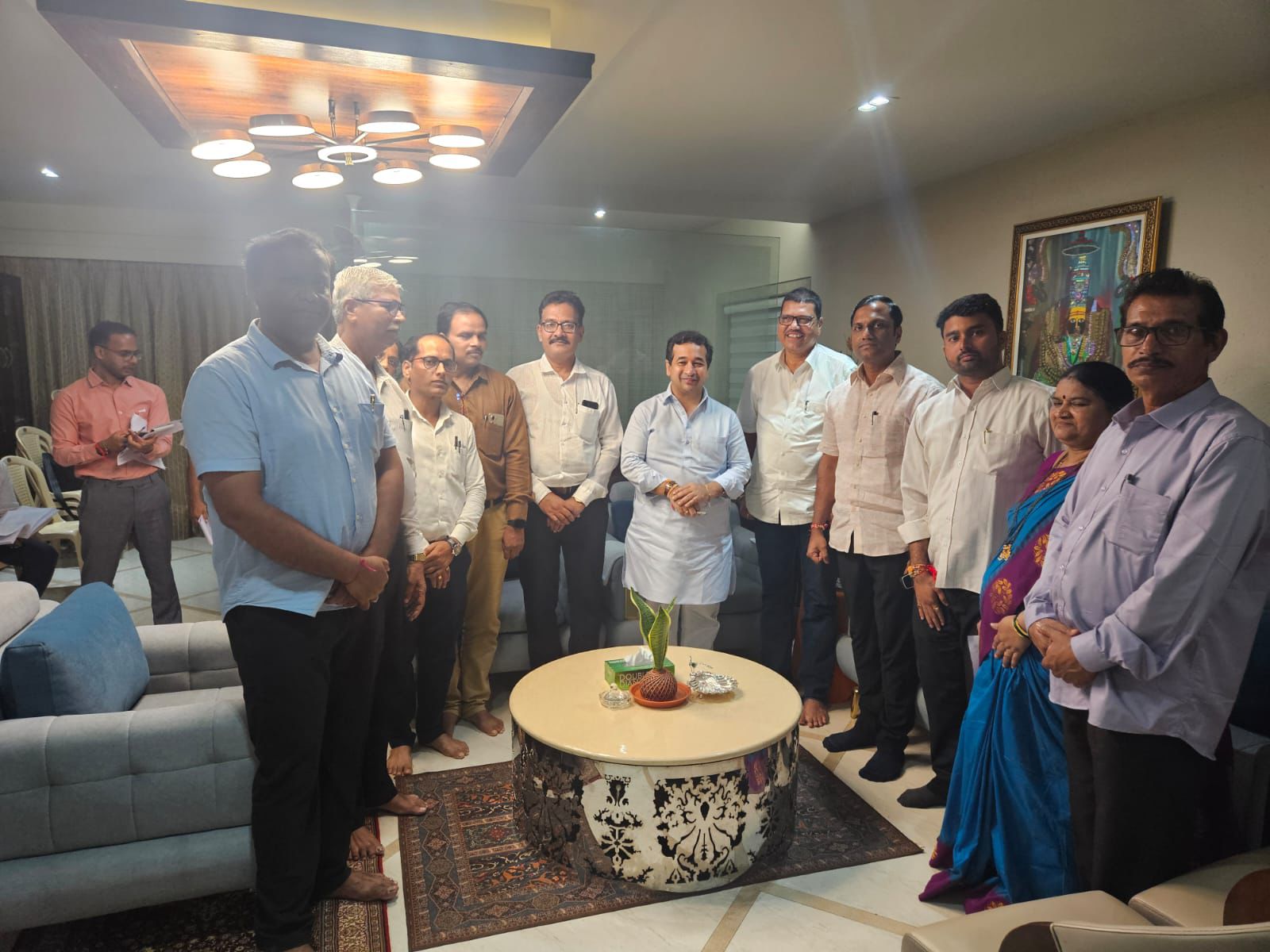 पालकमंत्री नितेश राणे यांची आश्वासक भूमिका आणि उपोषणकर्ते अजय शिंदे यांचे उपोषण मागे.