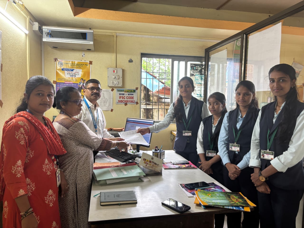 जिल्हा मध्यवर्ती बँकेच्या शाखेला किर्लोस कृषी विद्यार्थिनींची भेट.