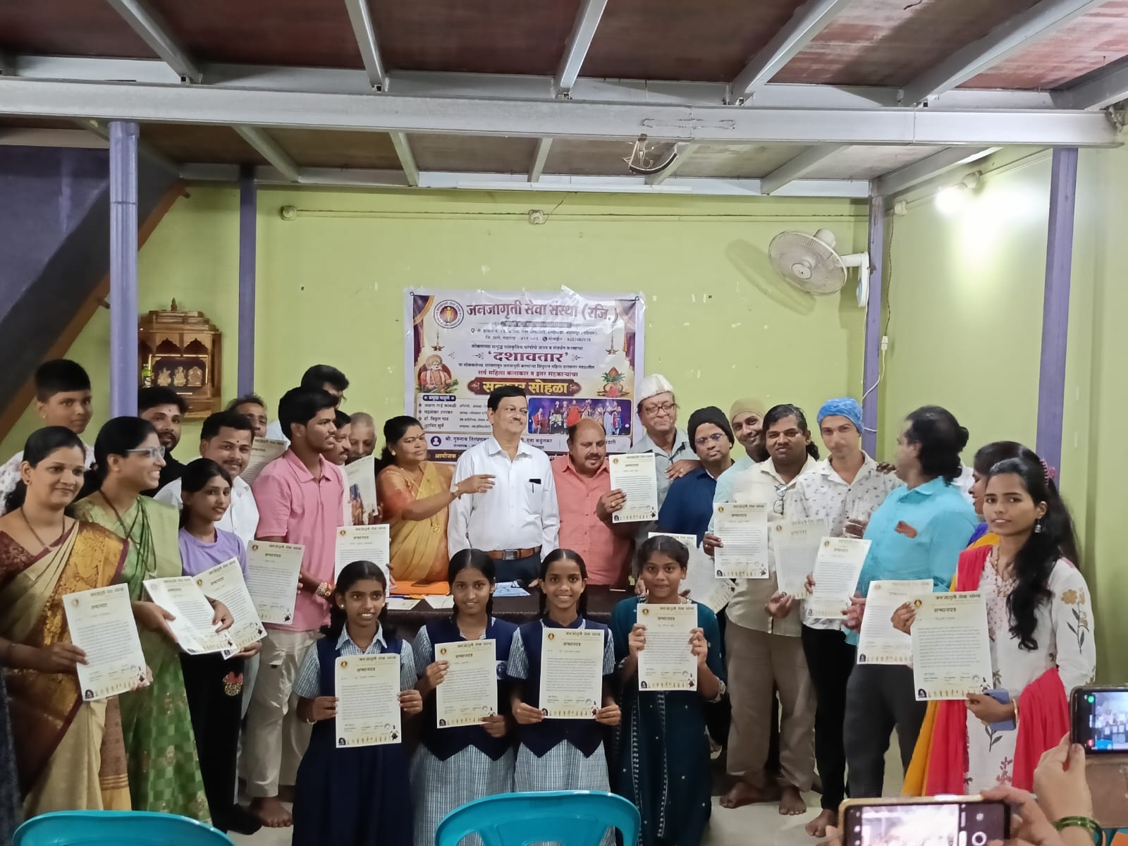 कणकवलीत 'सिंधुरत्न महिला दशावतार मंडळ' च्या कलाकारांचा सत्कार.