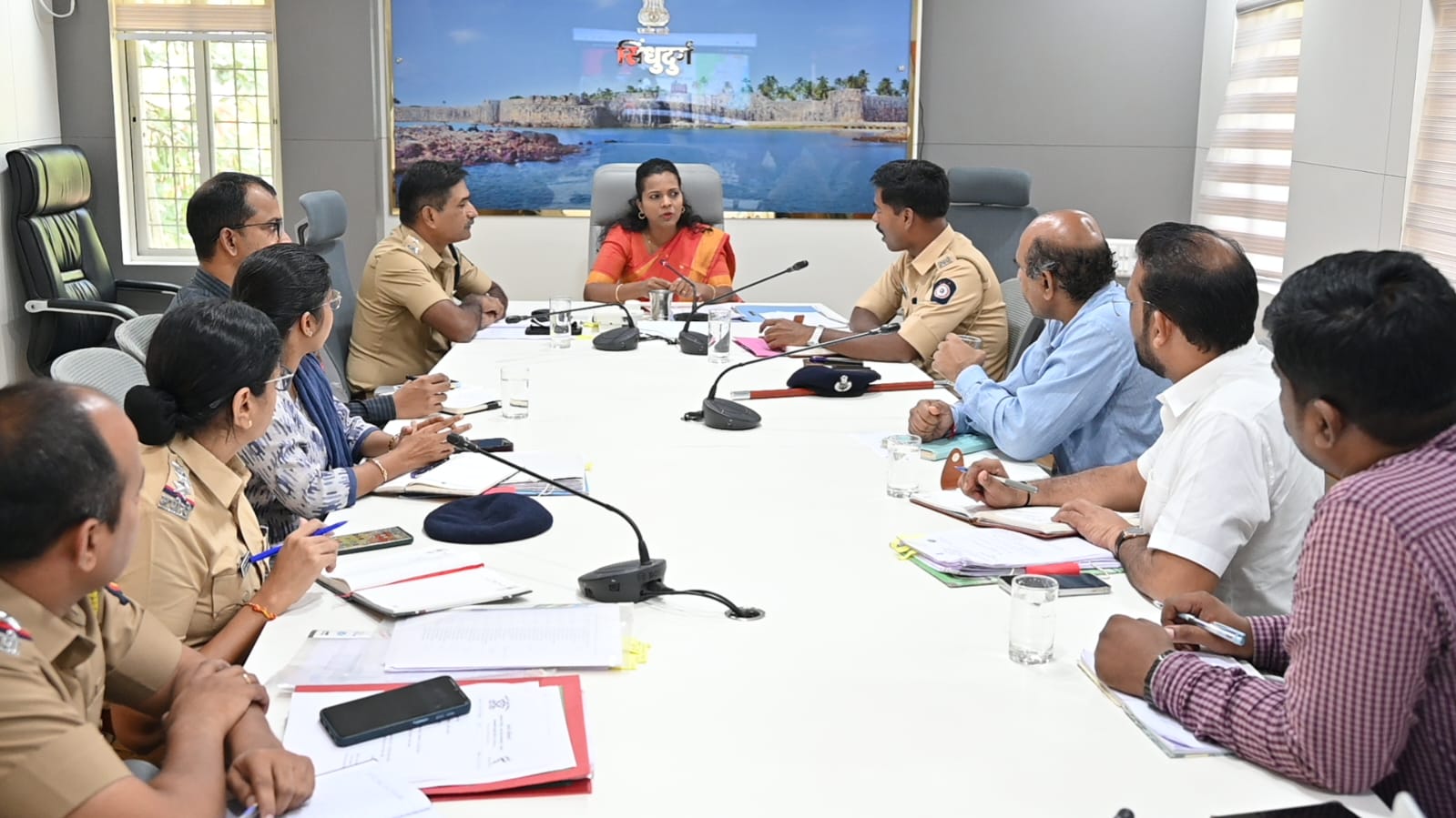 रस्त्याच्या कडेला अवैधपणे वाहने उभी करणे किंवा विनाकारण वाहने थांबविण्याच्या प्रकारांना आळा घालण्यासाठी जिल्ह्यात वाहतूक टास्कफोर्सची स्थापना.