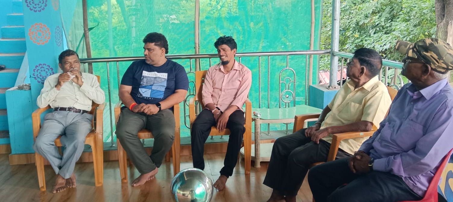सुप्रसिद्ध भजनी बुवा दिवंगत समीर रामा कदम कुटुंबियांना माजी आमदार वैभव नाईक यांची सांत्वनपर भेट