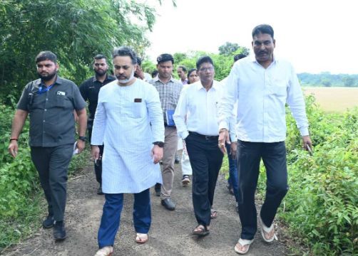 आमदार निलेश राणे यांचे वराड येथील तलाव पाहाणी दरम्यान पाणी साठवण क्षमता वाढविण्यासाठी उपाययोजना करायचे निर्देश.